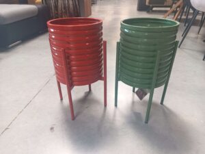 CACHE POT MM SUR PIED EN MÉTAL COLORIS ORANGE OU VERT DIAM.26CM