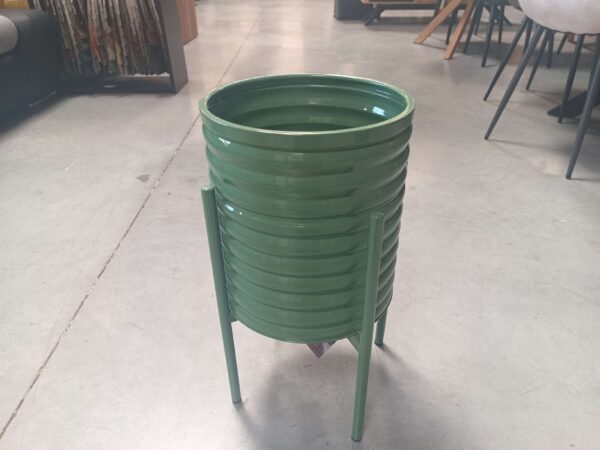CACHE POT MM SUR PIED EN MÉTAL COLORIS ORANGE OU VERT DIAM.26CM – Image 2