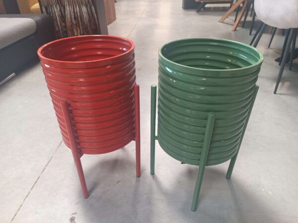 CACHE POT GM SUR PIED EN MÉTAL COLORIS ORANGE OU VERT DIAM.31CM – Image 3