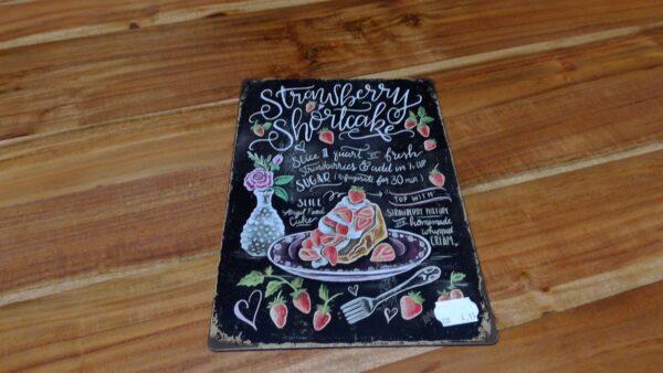 PLAQUE MÉTAL STRAWBERRY SHORTCAKE 20X30CM ANNEXE MEUBLE & DECO