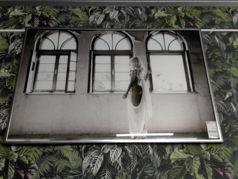 TABLEAU EN VERRE FEMME DÉNUDÉE 82X122CM