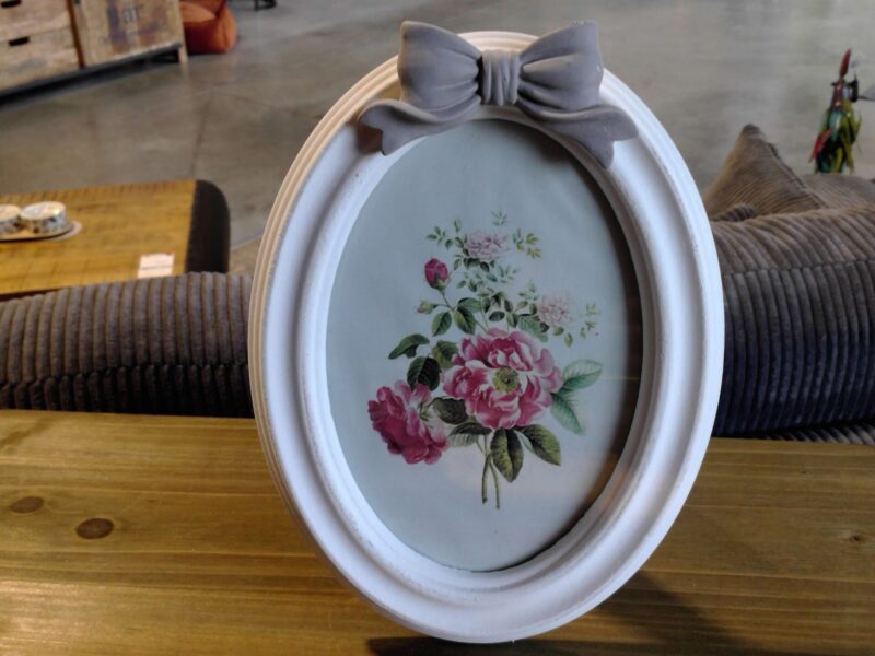 CADRE OVALE BLANC NOEUD VIOLET H.22CM