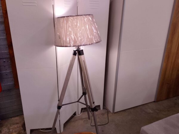LAMPE TREPIED AVEC ABAT JOUR GRIS