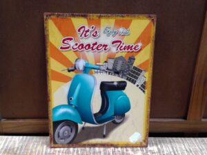 PLAQUE METAL 25X33CM IT’S SCOOTER TIME ANNEXE MEUBLE & DECO