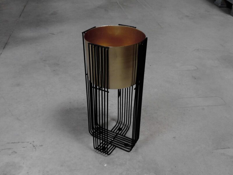 POT DORÉ SUR PIED NOIR EN MÉTAL H.46 CM