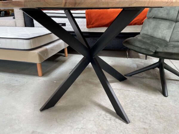TABLE DE SAM PEDRO RONDE ACACIA MASSIF 130CM PIEDS METAL NOIR DESTOCK – Image 2