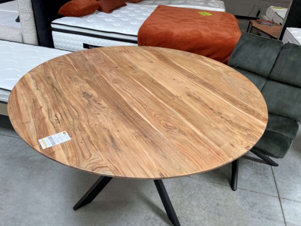 TABLE DE SAM PEDRO RONDE ACACIA MASSIF 130CM PIEDS METAL NOIR DESTOCK – Image 3
