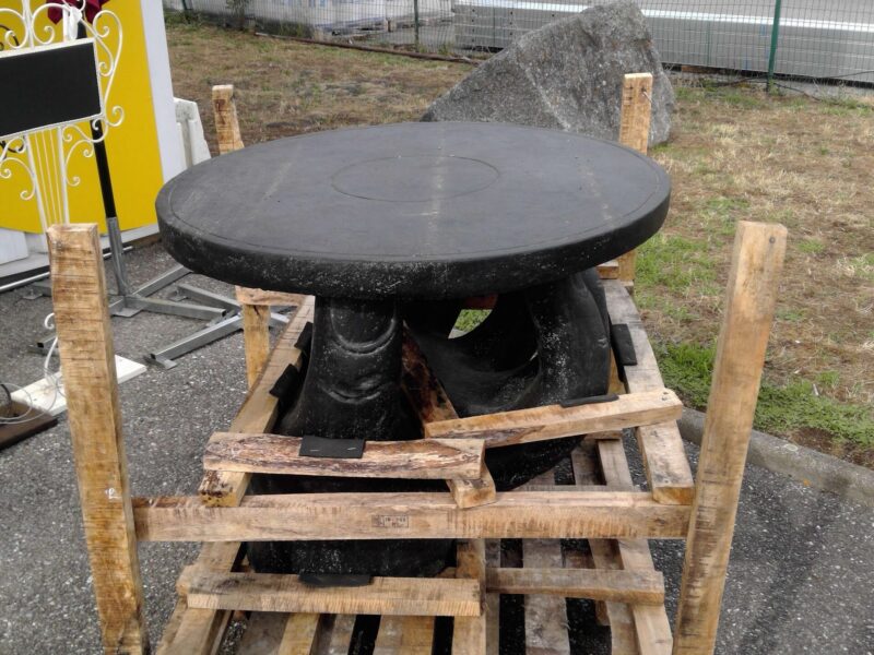 TABLE EN PIERRE RECONSTITUÉE PIED CENTRAL MAIN DÉCORATIVE