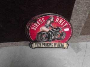 PLAQUE METAL RONDE FEMME MOTO BIKERS ONLY ANNEXE MEUBLE & DECO