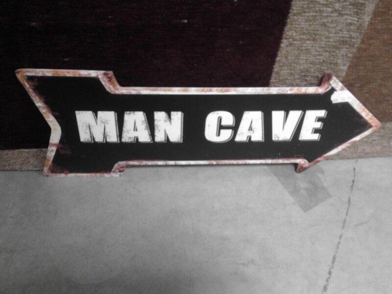 PLAQUE METAL FLECHE MAN CAVE