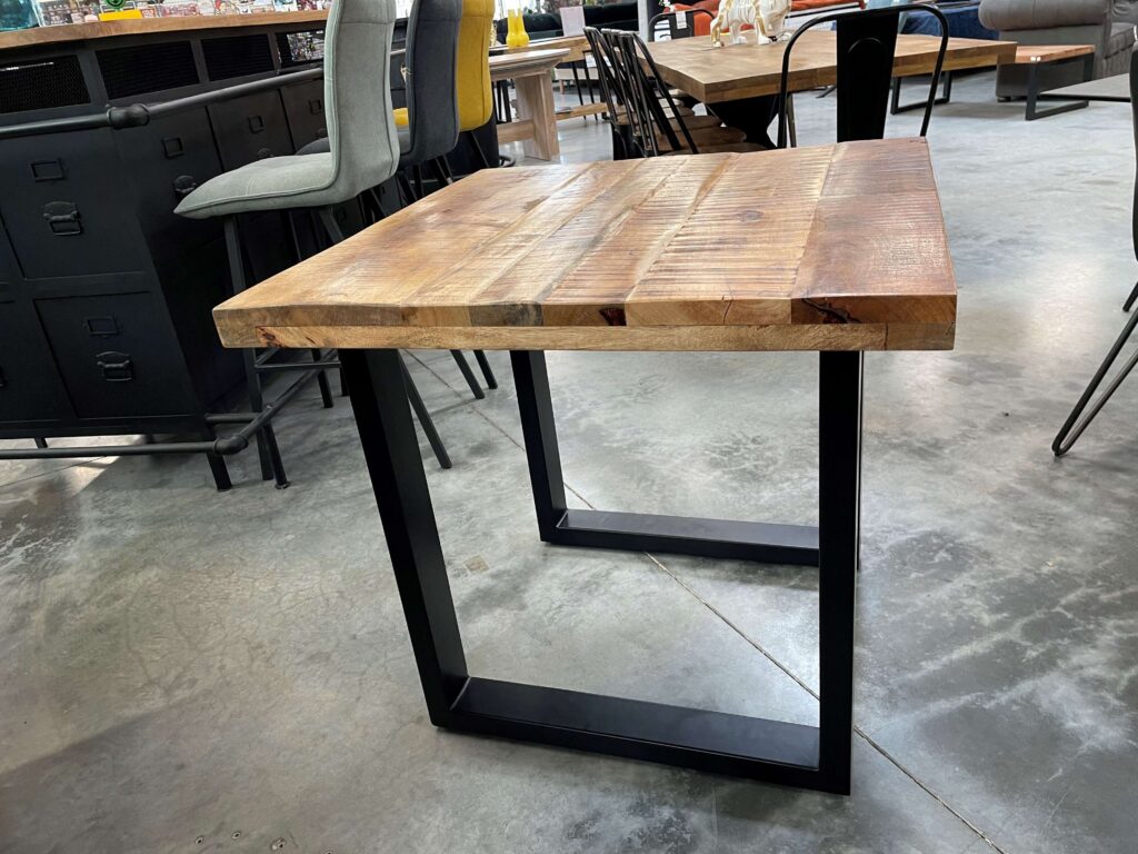 TABLE MANGUIER MASSIF CARRÉE 80X80CM - PIEDS MÉTAL NOIR