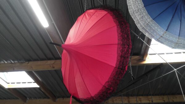 PARAPLUIE ROUGE BANDES NOIRES ANNEXE MEUBLE & DECO