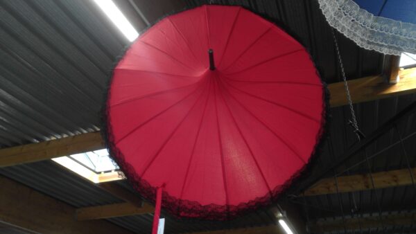 PARAPLUIE ROUGE BANDES NOIRES ANNEXE MEUBLE & DECO