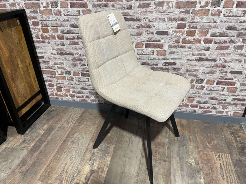 CHAISE CHILI EN TISSU COLORIS BEIGE - PIEDS MÉTAL NOIR