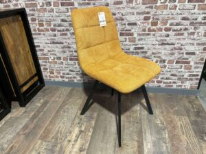 CHAISE CHILI COLORIS OCRE – PIEDS MÉTAL NOIR ANNEXE MEUBLE & DECO