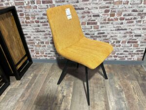 CHAISE CHILI LIGNES COLORIS OCRE – PIEDS MÉTAL NOIR ANNEXE MEUBLE & DECO