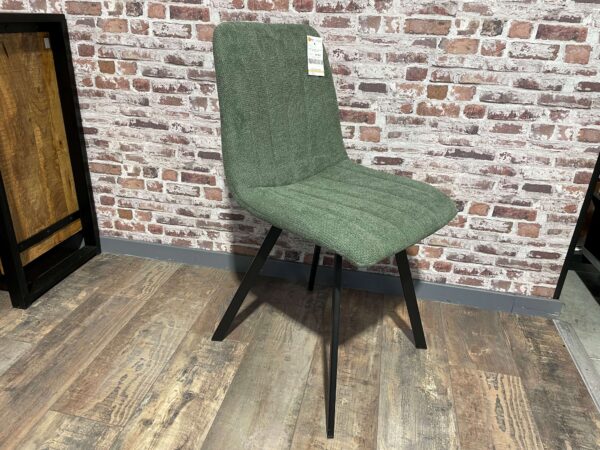 CHAISE CHILI LIGNES COLORIS VERT – PIEDS MÉTAL NOIR ANNEXE MEUBLE & DECO