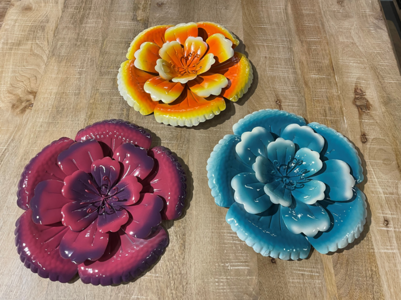 FLEUR EN MÉTAL DIAM.30CM DIFFÉRENTS COLORIS - DESTOCKAGE