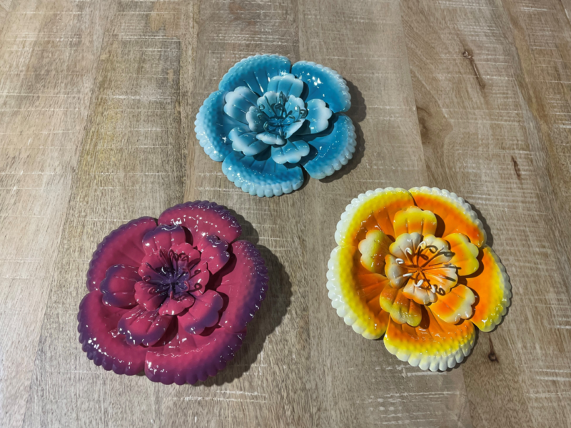 FLEUR EN MÉTAL DIAM.16CM DIFFÉRENTS COLORIS - DESTOCKAGE