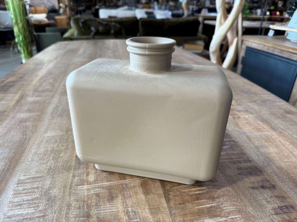 VASE RECTANGULAIRE 3.7L COLORIS SABLE H.22CM