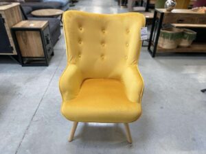 FAUTEUIL EN VELOURS JAUNE MOUTARDE – PIEDS BOIS ANNEXE MEUBLE & DECO