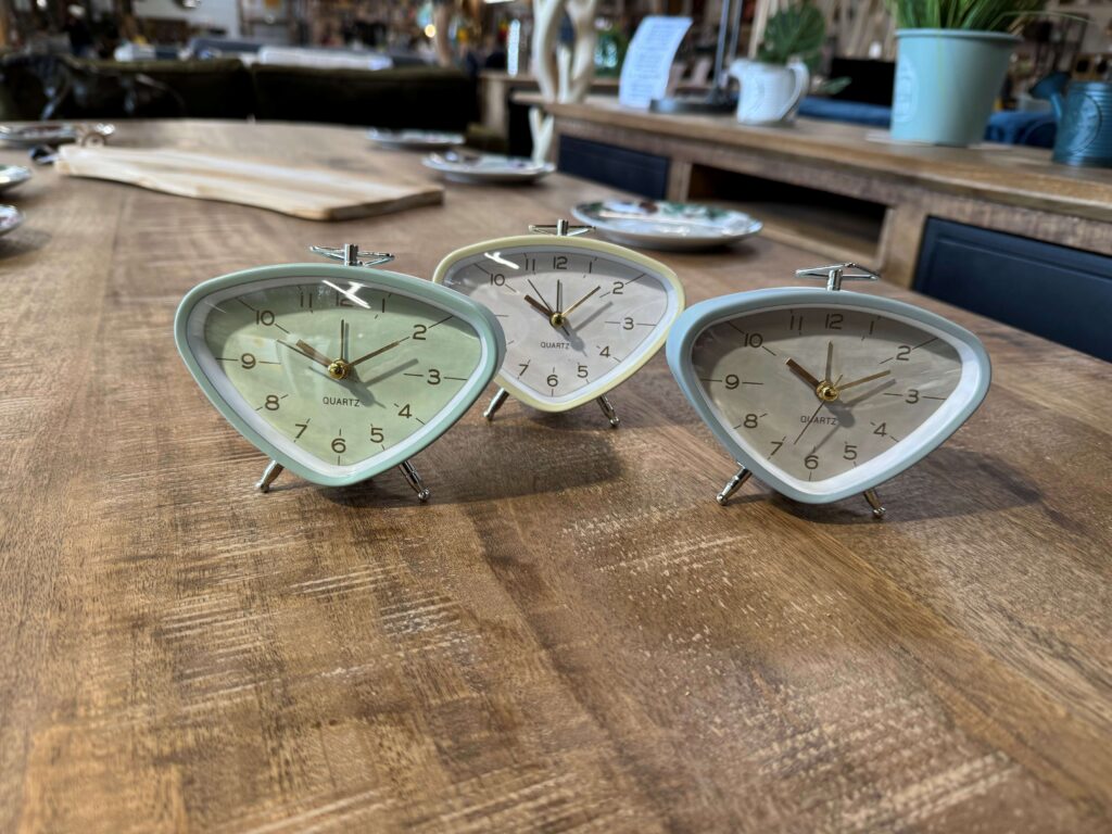 REVEIL VINTAGE MÉTAL H.10CM - DIFFÉRENTS COLORIS