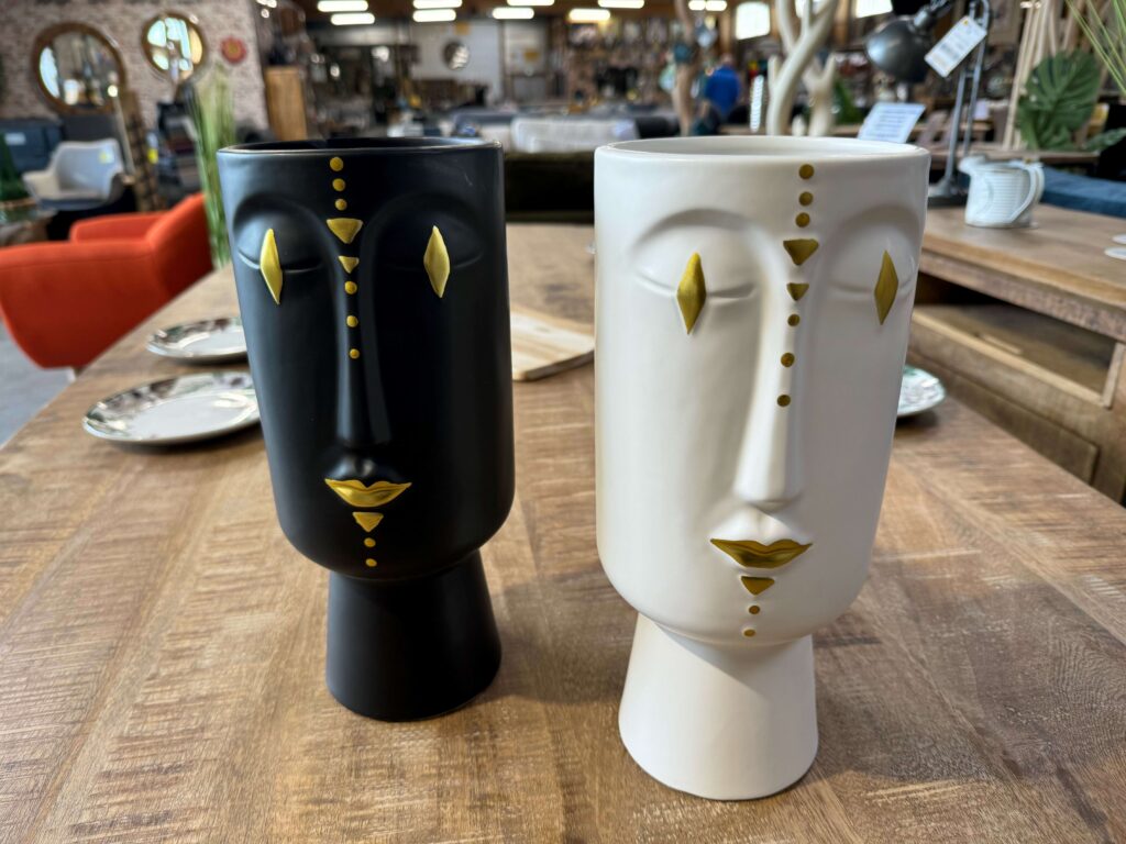 VASE VISAGE DÉTAILS DORÉS BLANC OU NOIR H.28CM