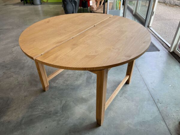 TABLE RONDE + 1  ALL. FELICIA PIN MASSIF + PANNEAU DE FIBRE – DESTOCK ANNEXE MEUBLE & DECO