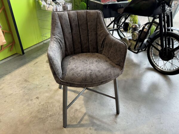 FAUTEUIL PU NOIR – PIEDS ACIER VINTAGE – DESTOCKAGE ANNEXE MEUBLE & DECO