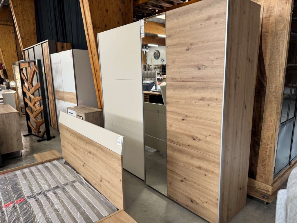 ARMOIRE 2 PTES COULIS. DONT 1  MIROIR COLOR. CHAMP. ET CHÊNE AVEC AMOR