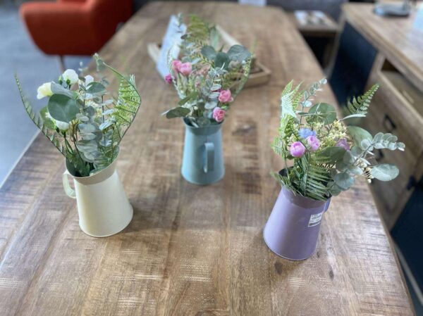 PICHET AVEC FLEURS ARTIFICIELLE DIFFÉRENTS COLORIS – DESTOCKAGE ANNEXE MEUBLE & DECO