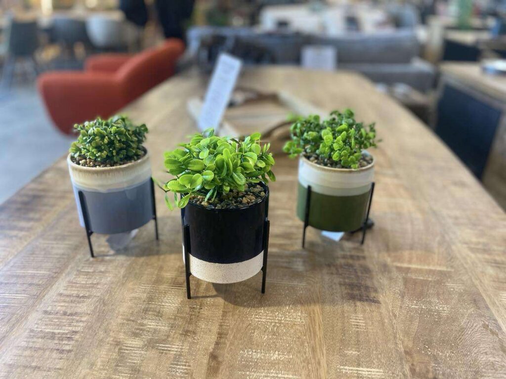 POT EN GRÈS SUR SOCLE AVEC PLANTE ARTIFICIELLE - DESTOCKAGE