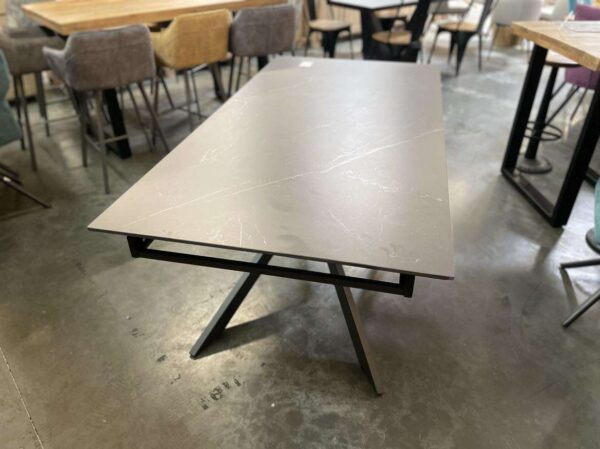 TABLE CÉRAM. 180CM + 2 ALL. DE 40CM NOIR MARBRÉ PIED CENTRAL DESTOCK ANNEXE MEUBLE & DECO