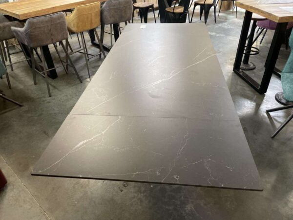 TABLE CÉRAM. 180CM + 2 ALL. DE 40CM NOIR MARBRÉ PIED CENTRAL DESTOCK ANNEXE MEUBLE & DECO