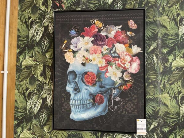 TABLEAU TETE DE MORT AVEC FLEURS FOND NOIR 60X80CM DESTOCKAGE