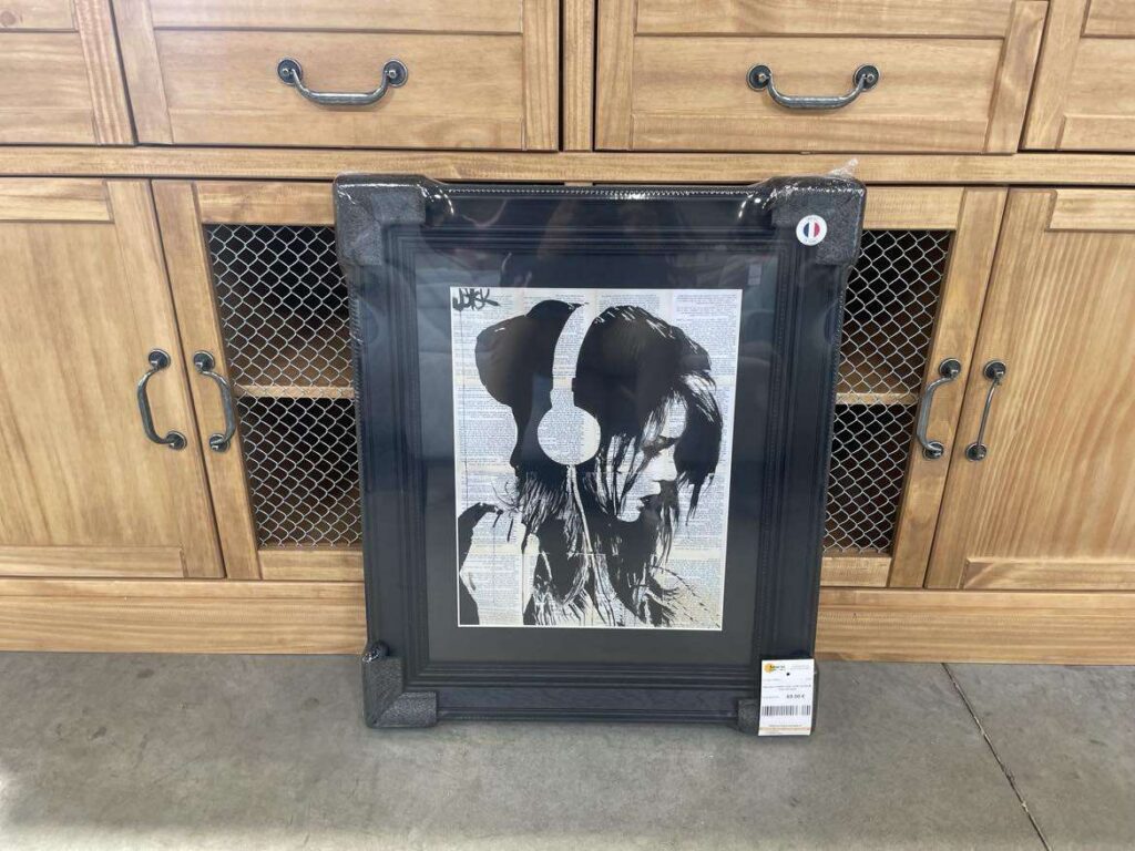 TABLEAU FEMME FOND LIVRE 40X50CM - DESTOCKAGE