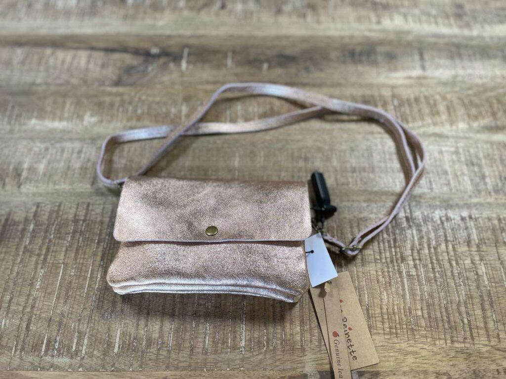 POCHETTE AVEC BANDOULIERE EN CUIR - ROSE GOLD