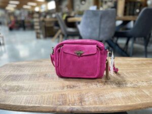 SAC BANDOULIERE EN CUIR ROSE FUSCHIA – DÉTAIL ABEILLE ANNEXE MEUBLE & DECO