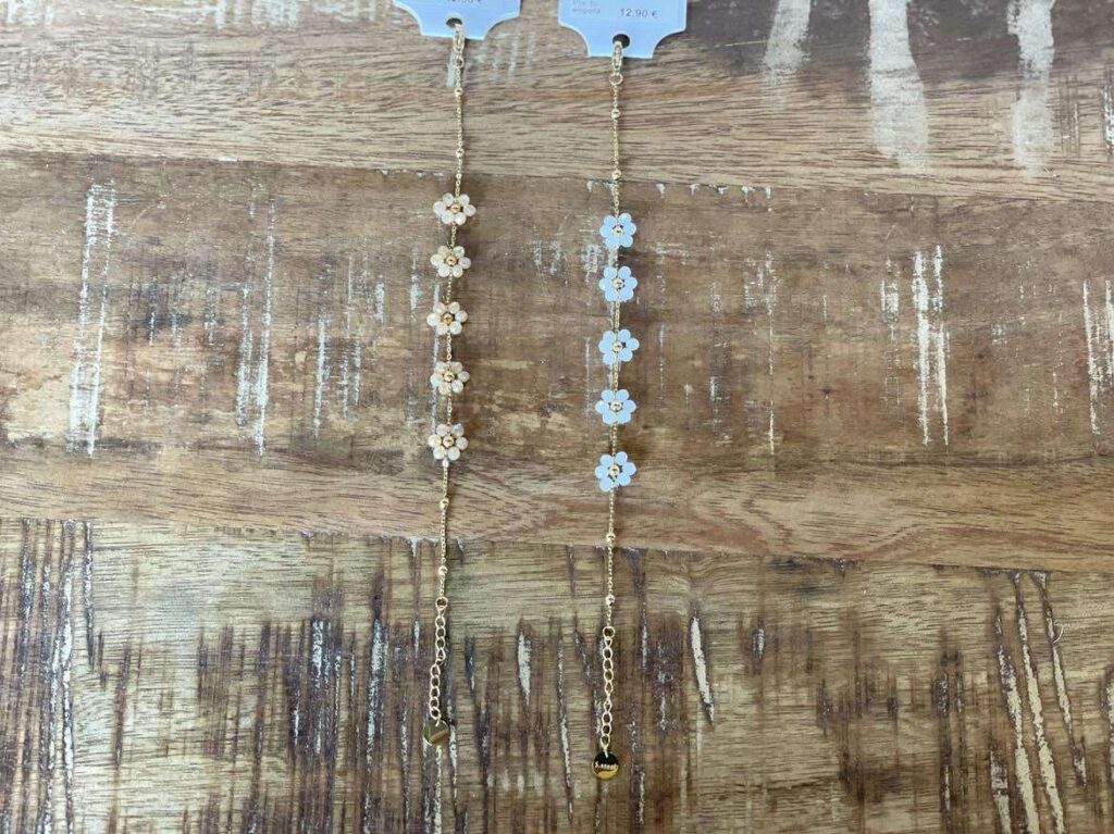 BRACELET ACIER INOXYDABLE DORÉ FLEURS PERLES BLANCHES OU ROSES