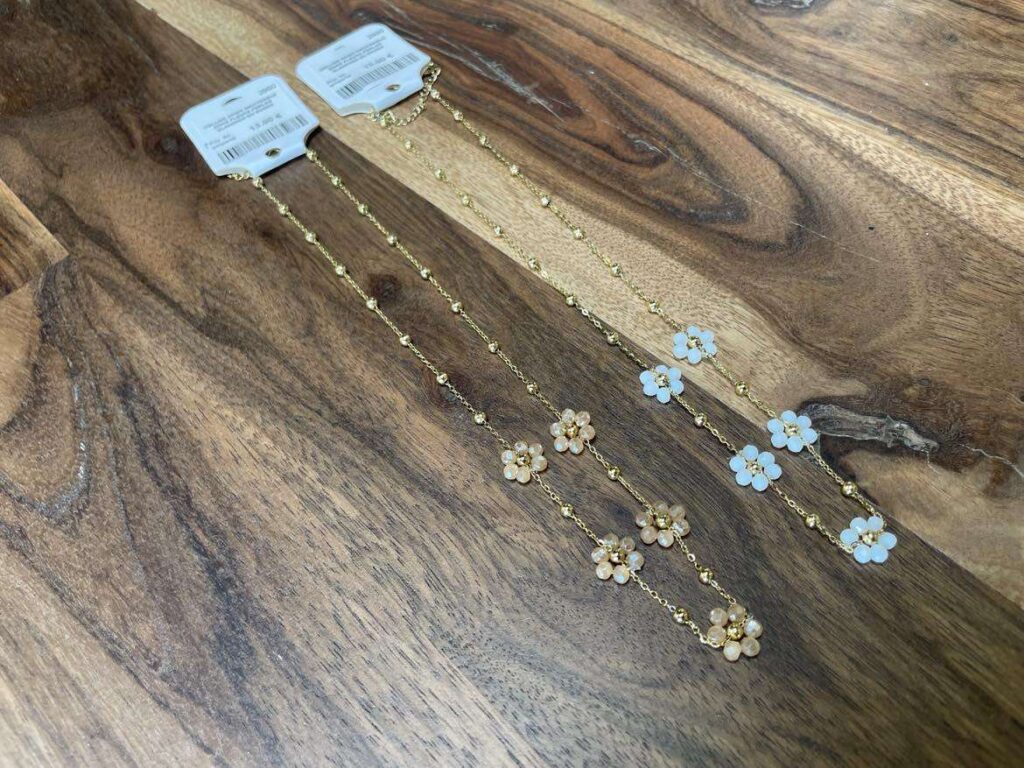 COLLIER ACIER INOXYDABLE DORÉ FLEURS PERLES BLANCHES OU ROSES