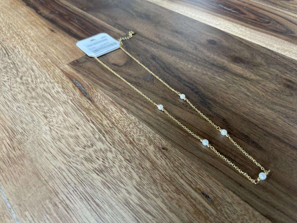 COLLIER ACIER INOXYDABLE DORÉ - PERLES BLANCHES