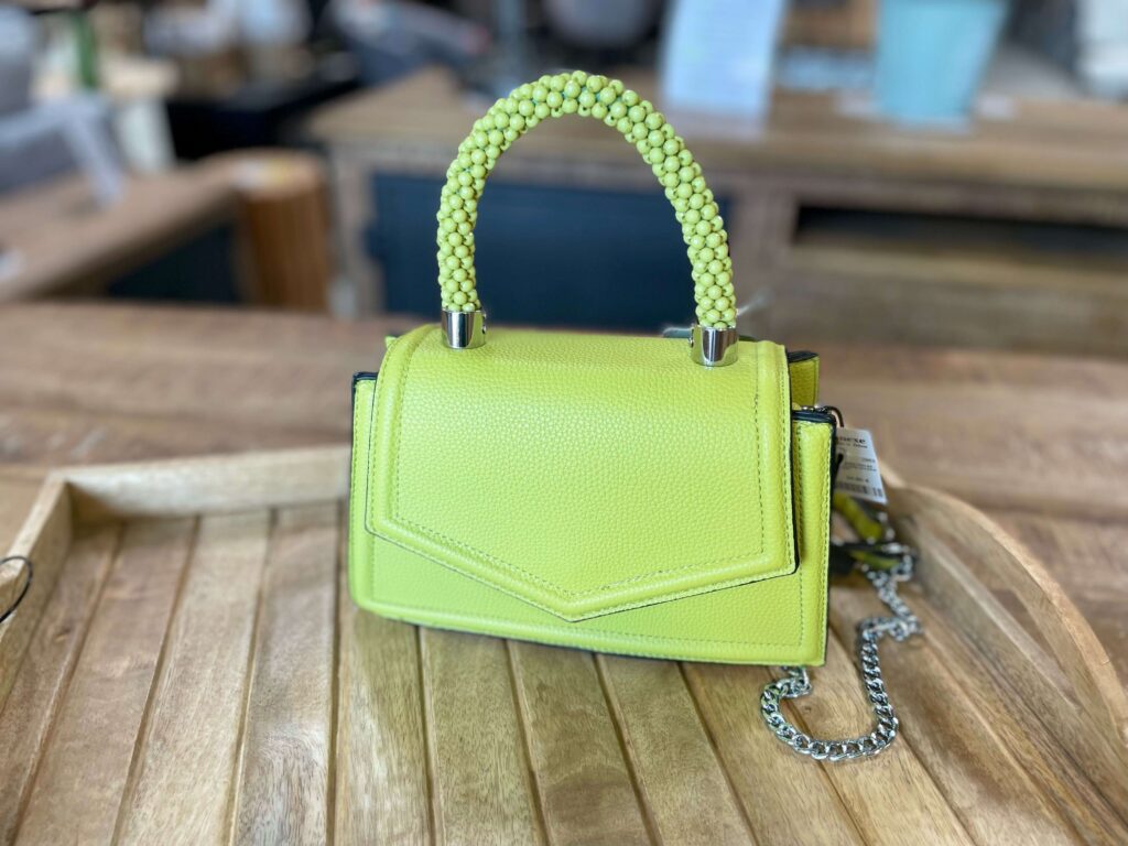 SAC A MAIN POIGNÉE PERLES - BANDOULIERE CHAINE COLORIS VERT