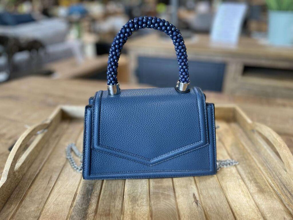 SAC A MAIN POIGNÉE PERLES - BANDOULIERE CHAINE COLORIS BLEU MARINE