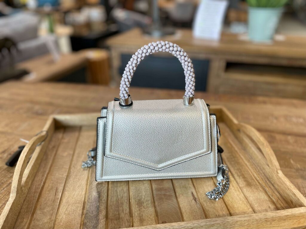 SAC A MAIN POIGNÉE PERLES - BANDOULIERE CHAINE COLORIS ARGENTÉ