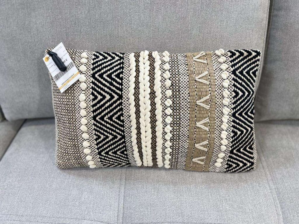 COUSSIN EN COTON 50X30CM - MOTIFS NOIR/BLANC/BEIGE