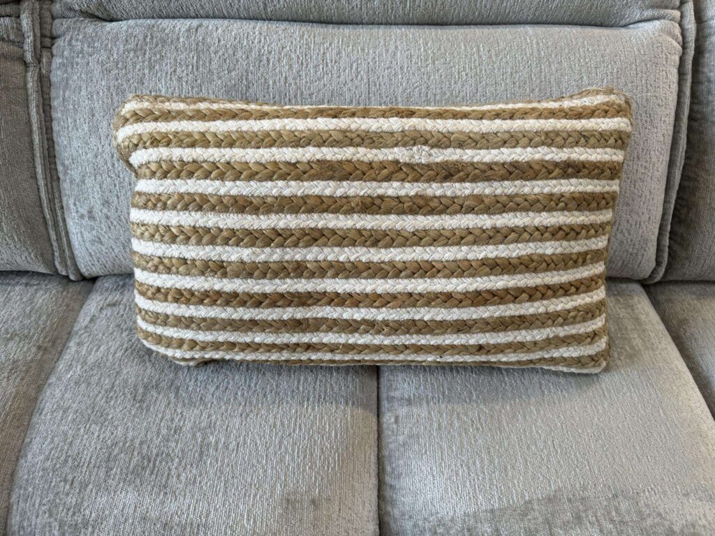 COUSSIN JUTE COTON MARINIÈRE BLANC/BEIGE 50X30CM