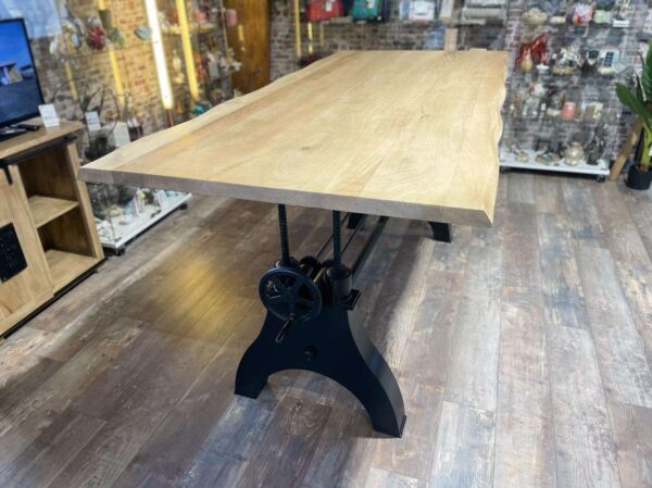 TABLE RÉGLABLE EN HAUT. PIED MÉTAL NOIR –  PLATEAU MANGUIER – L.220CM ANNEXE MEUBLE & DECO