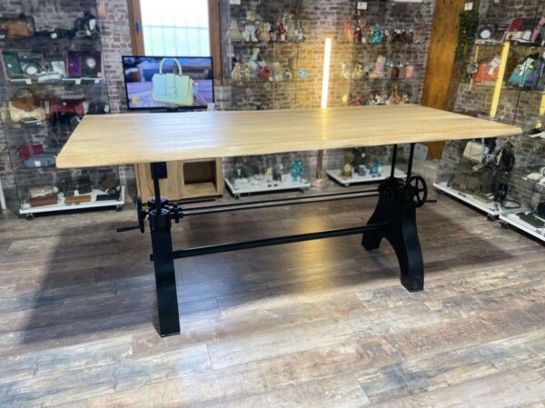 TABLE RÉGLABLE EN HAUT. PIED MÉTAL NOIR –  PLATEAU MANGUIER – L.220CM ANNEXE MEUBLE & DECO