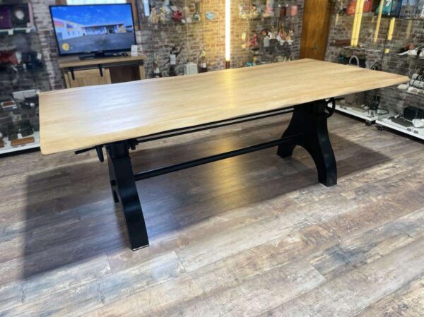 TABLE RÉGLABLE EN HAUT. PIED MÉTAL NOIR –  PLATEAU MANGUIER – L.220CM ANNEXE MEUBLE & DECO