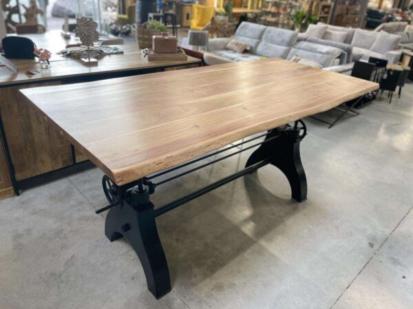 TABLE RÉGLABLE EN HAUT. PIED MÉTAL NOIR –  PLATEAU ACACIA – L.220CM ANNEXE MEUBLE & DECO